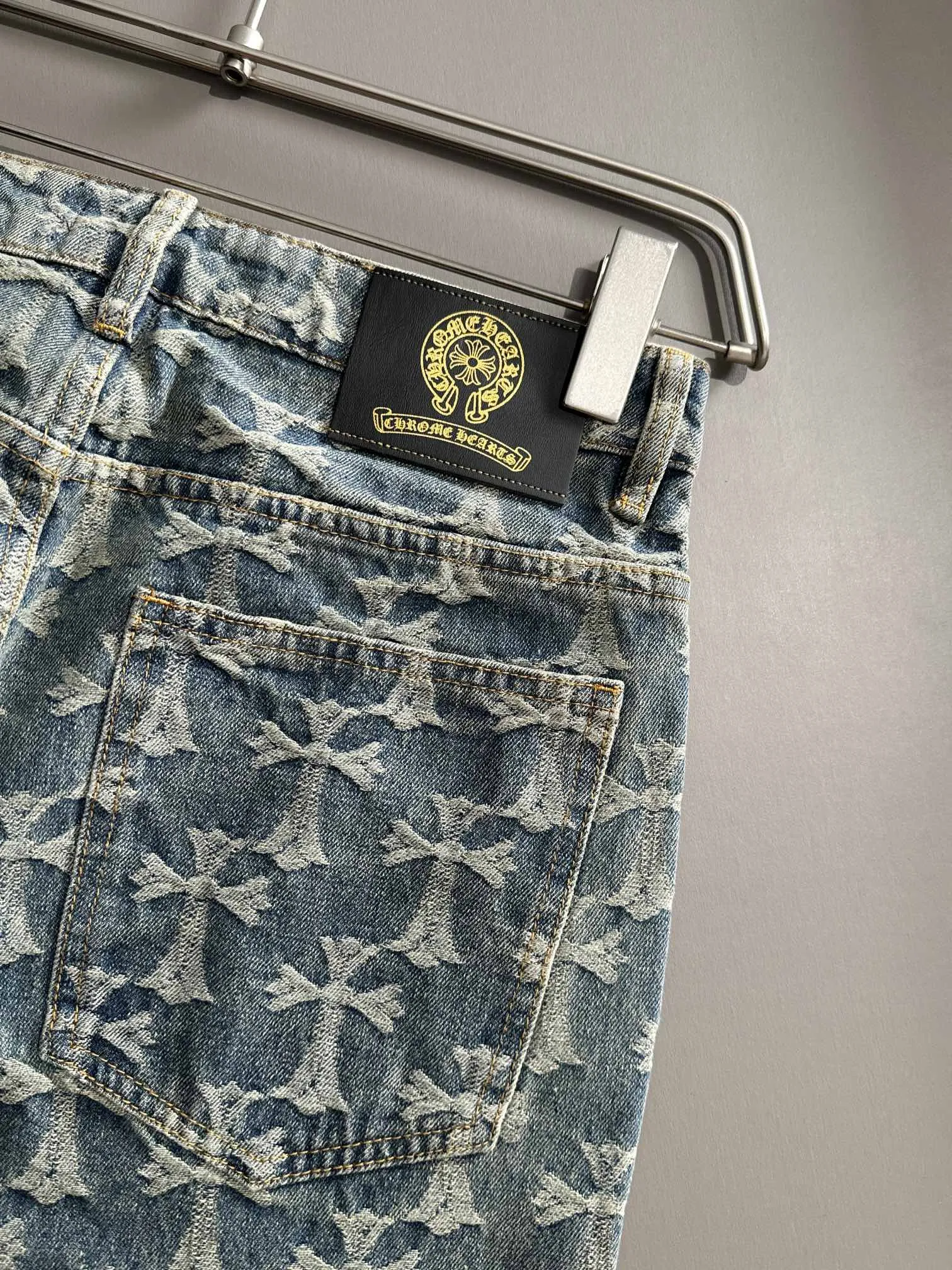 🅿️380 Croxin 2025 Four Seasons Classic Jeans Straight Trousers, the trend in the trend! Many fashion bloggers control the upper body. The water is woven from imported Japanese Denim plain cotton denim fabric. It has three standards. It is soft, delicate, comfortable and breathable. The color has a modern and fashionable vicissitudes. The upper body is versatile and fashionable! Light luxury, a must-have item for daily commuting! Size: M-3XL (please state your height and weight when placing an order)